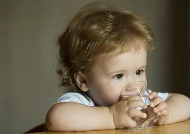 كمية الماء التي يحتاجها الطفل