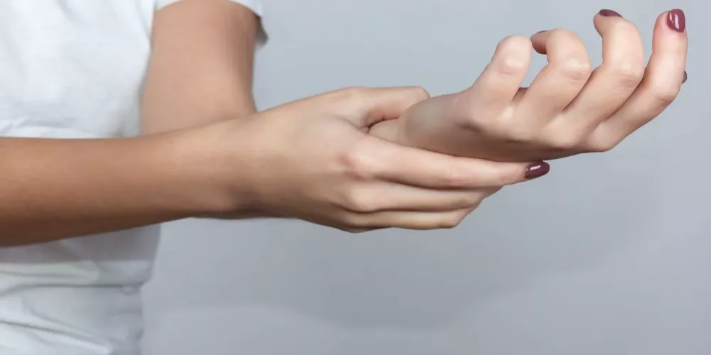 ما هو التخصص المسؤول عن مرض تنميل اليد