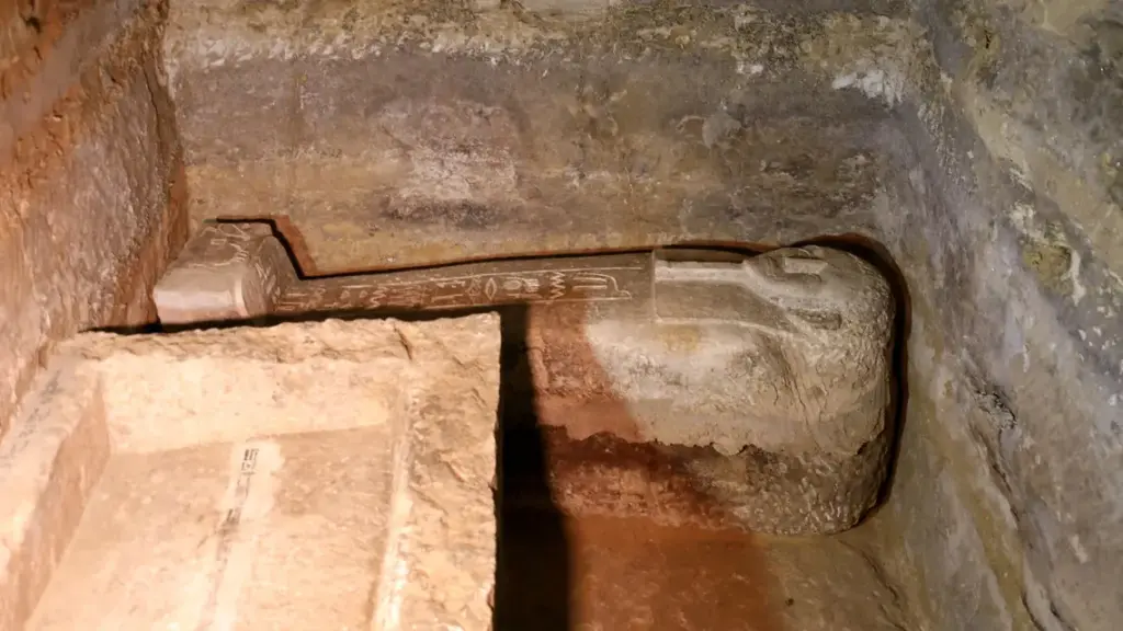 ما هو شكل سقف المقبرة الفرعونية من الخارج