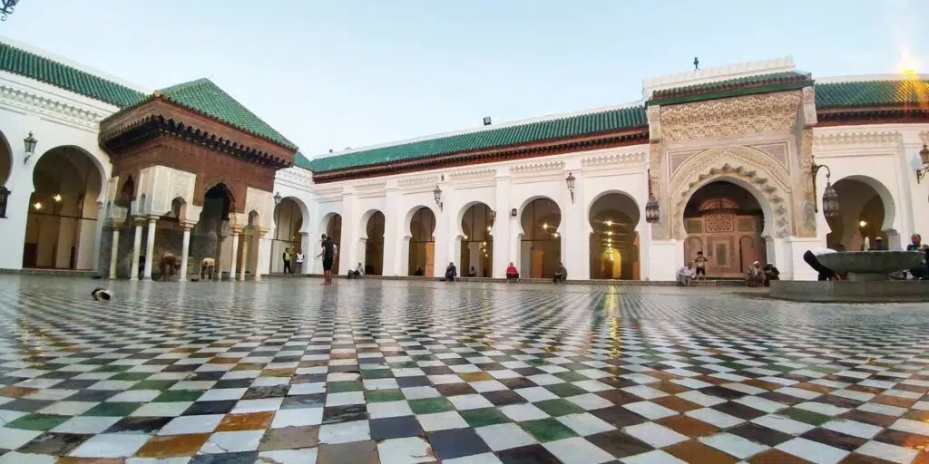 ما هي أقدم جامعة في العالم وفي أي دولة تقع