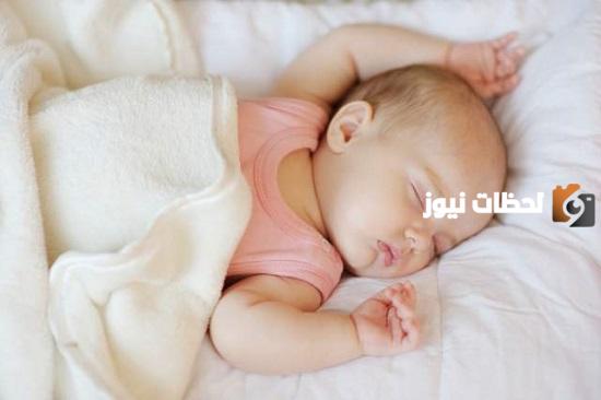 ما هي الوضعية الصحيحة لنوم الرضيع بالصور