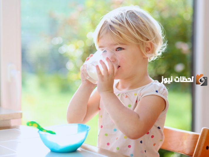 متى يشرب الطفل الحليب العادي