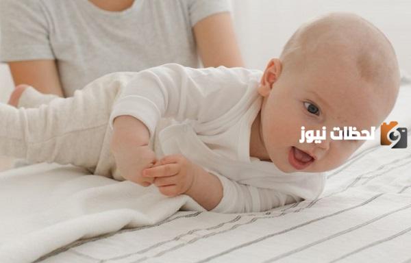 متى ينقلب الرضيع على بطنه