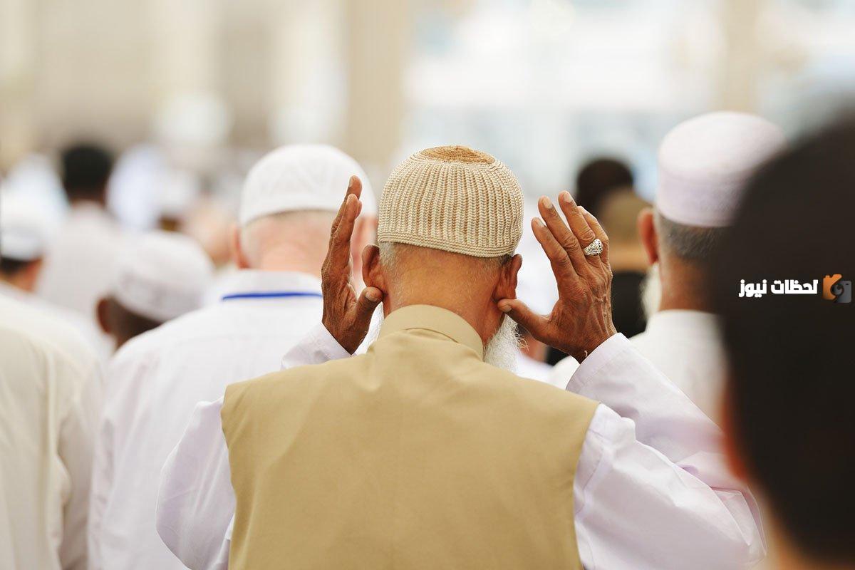 من يؤم الناس في الصلاة