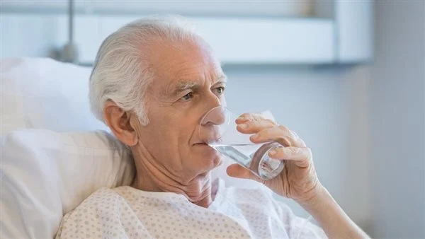 كبير السن العاجز عن الصيام يفطر ويطعم عن كل يوم كيلو ونصف