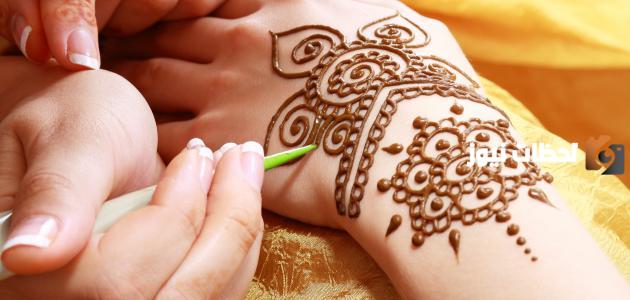 كيف أحافظ على نقش الحناء وكم من الوقت تحتاج الحناء على اليد