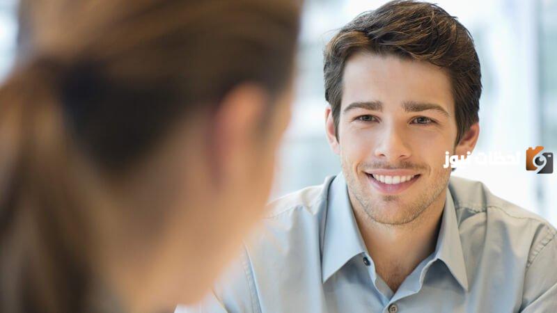 ما هي لغة جسد الرجل المعجب الخجول في علم النفس