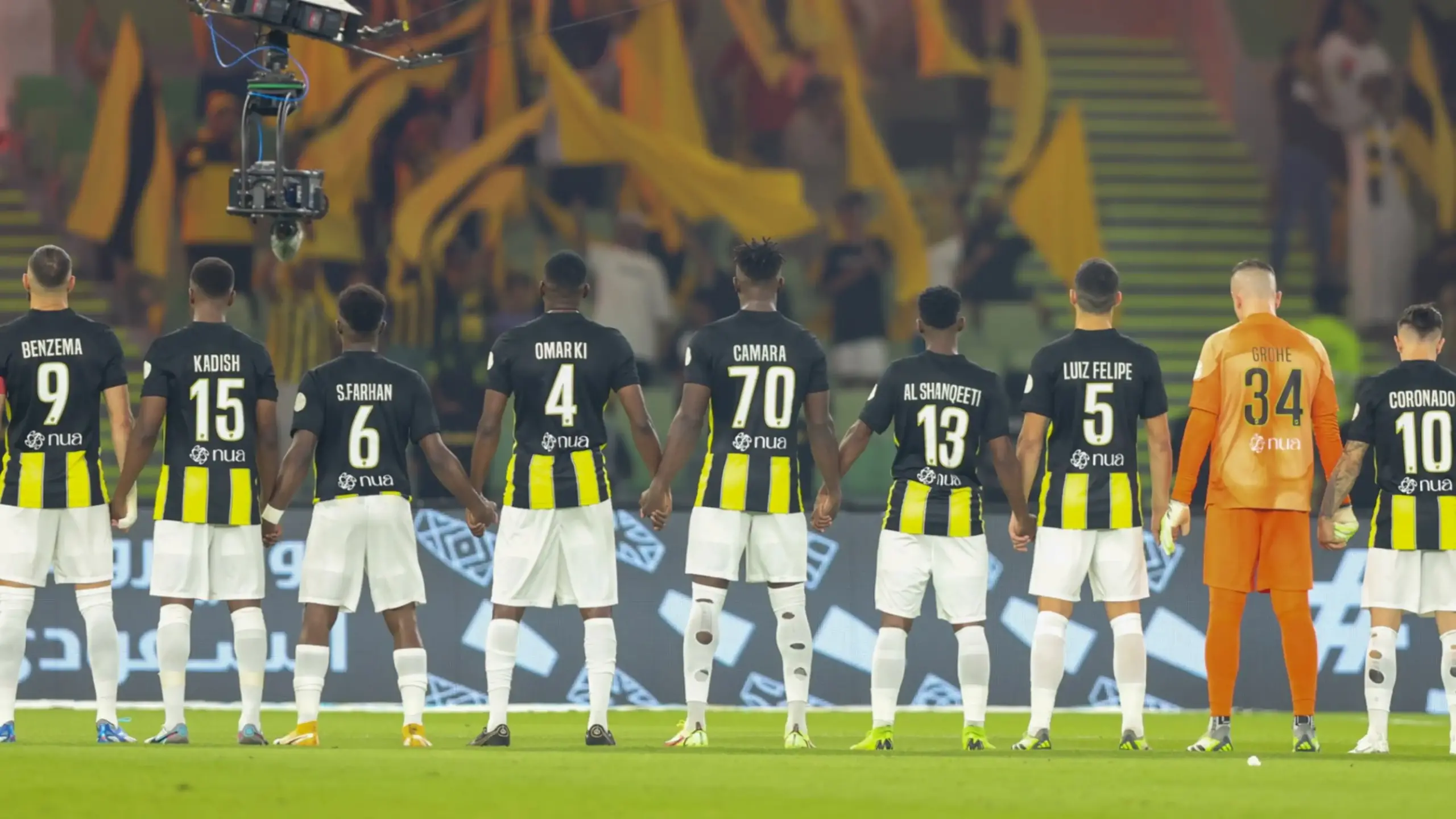 جمهور غاضب ولاعبين معترضين.. لقطات تحكيمية مثيرة للجدل من مباراة الاتحاد والفيحاء