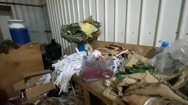 هكذا يتم غش الأرز وتعبئته في أكياس بعلامات شهيرة في الرياض