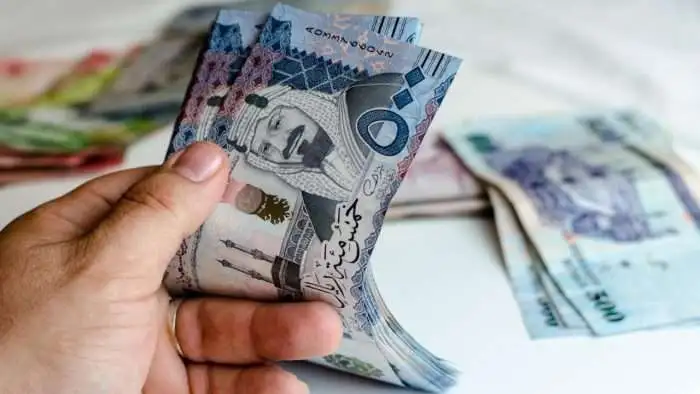 قائمة تكشف عن مواعيد صرف رواتب باقي شهور 2025 في السعودية