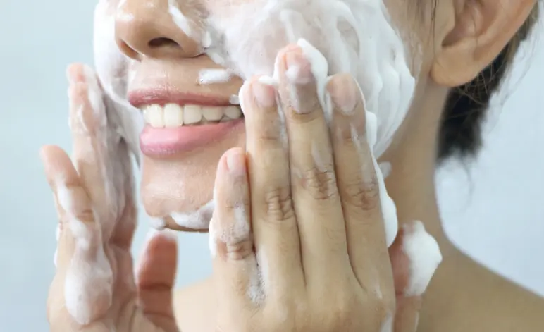 الغسولات الطبيعية للبشرة الدهنية