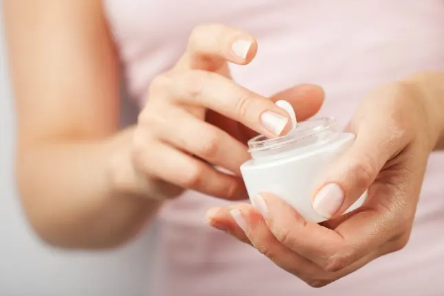 كم ساعه اخلي الاكرتين على وجهي