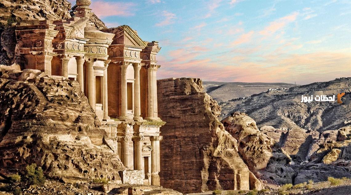 معلومات عن الخزنة في البتراء باللغة الإنجليزية