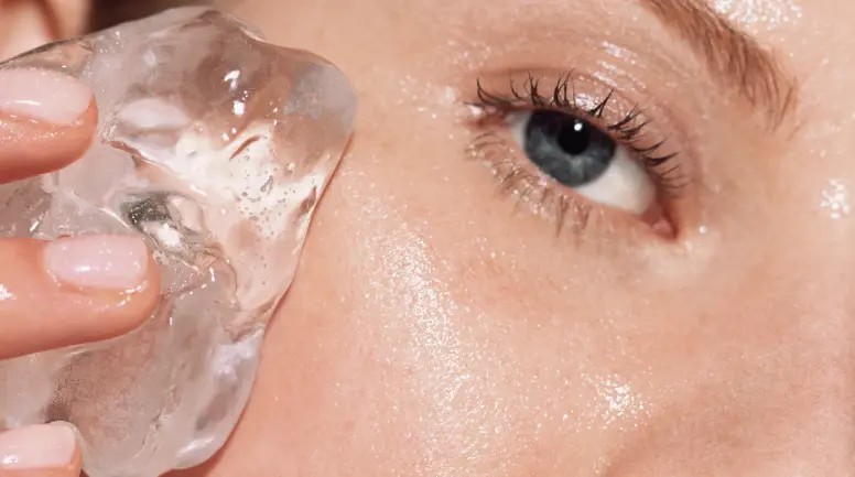 هل الثلج يساعد على ازالة الحبوب