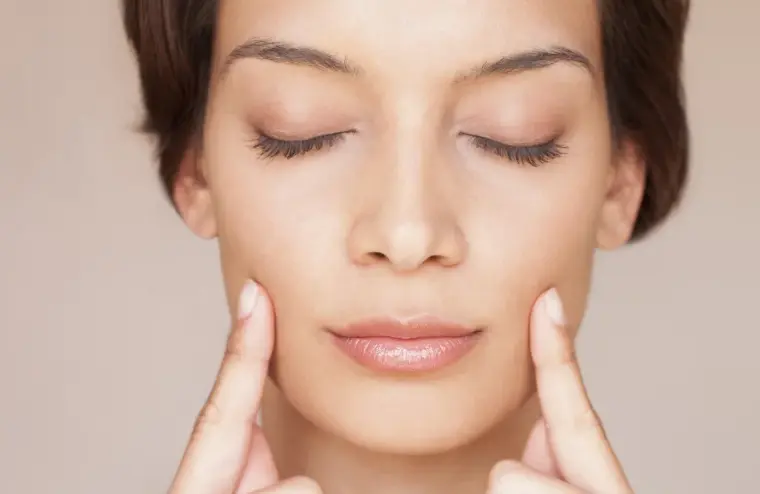 هل الثلج يساعد على ازالة الحبوب