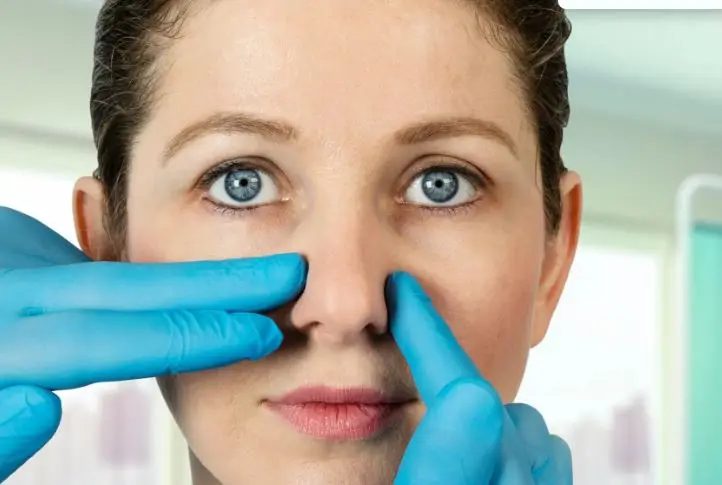 هل يوضع المقشر على الانف؟