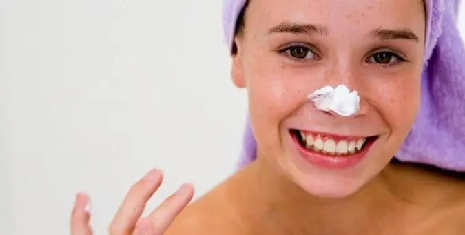 هل يوضع المقشر على الانف؟