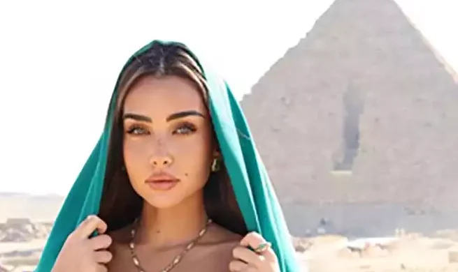 هنا الزاهد