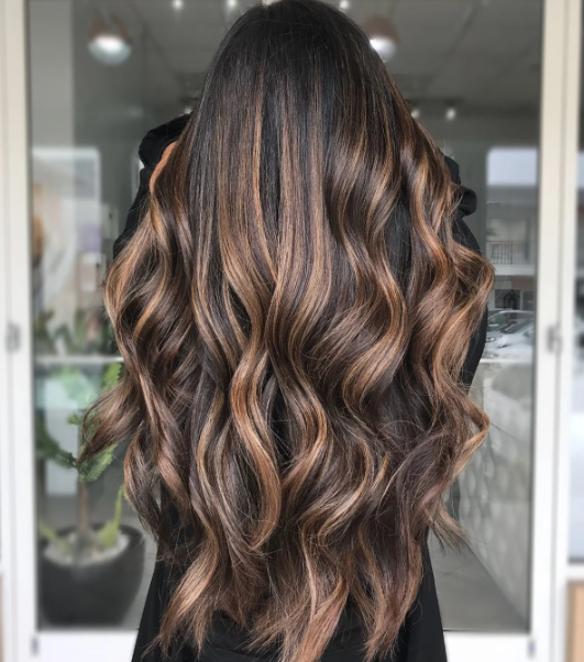 ما هي أفضل ألوان صبغات الشعر للبشرة القمحية بالصور