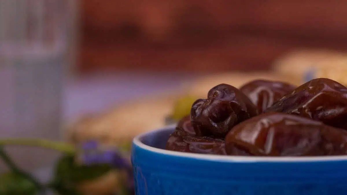 من يباح له الإفطار في رمضان ويجب عليه الكفارة؟