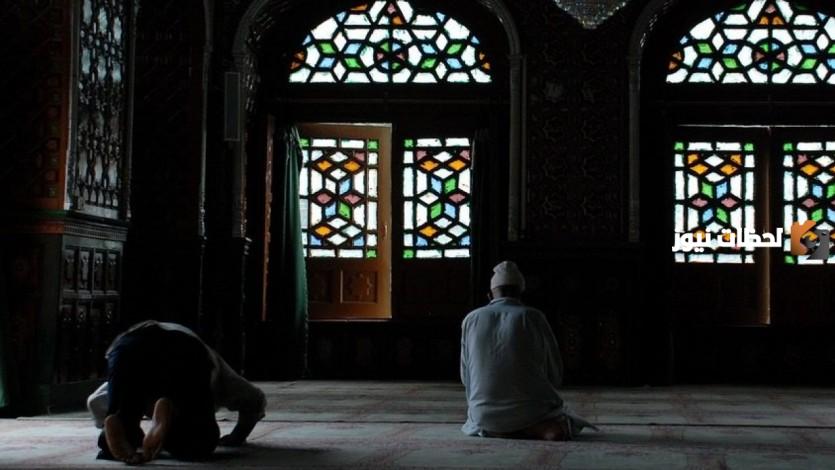 عند القيام للصلاة كيف تكون وضعيه اليدين للمصلي في الصلاة