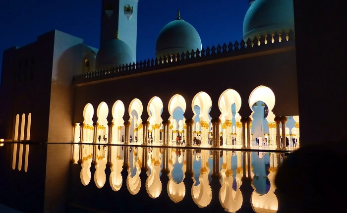 عند دخول المسجد فإني أبدأ برجلي اليسرى