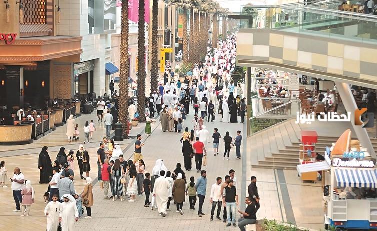 كم عدد سكان الكويت وكم تبلغ مساحتها