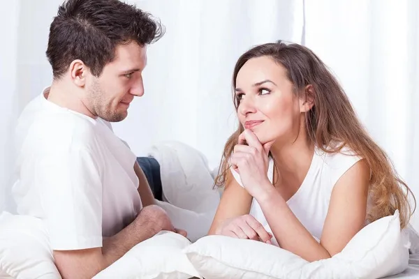 هل الكلام الجنسي مع الزوج يبطل الصيام؟