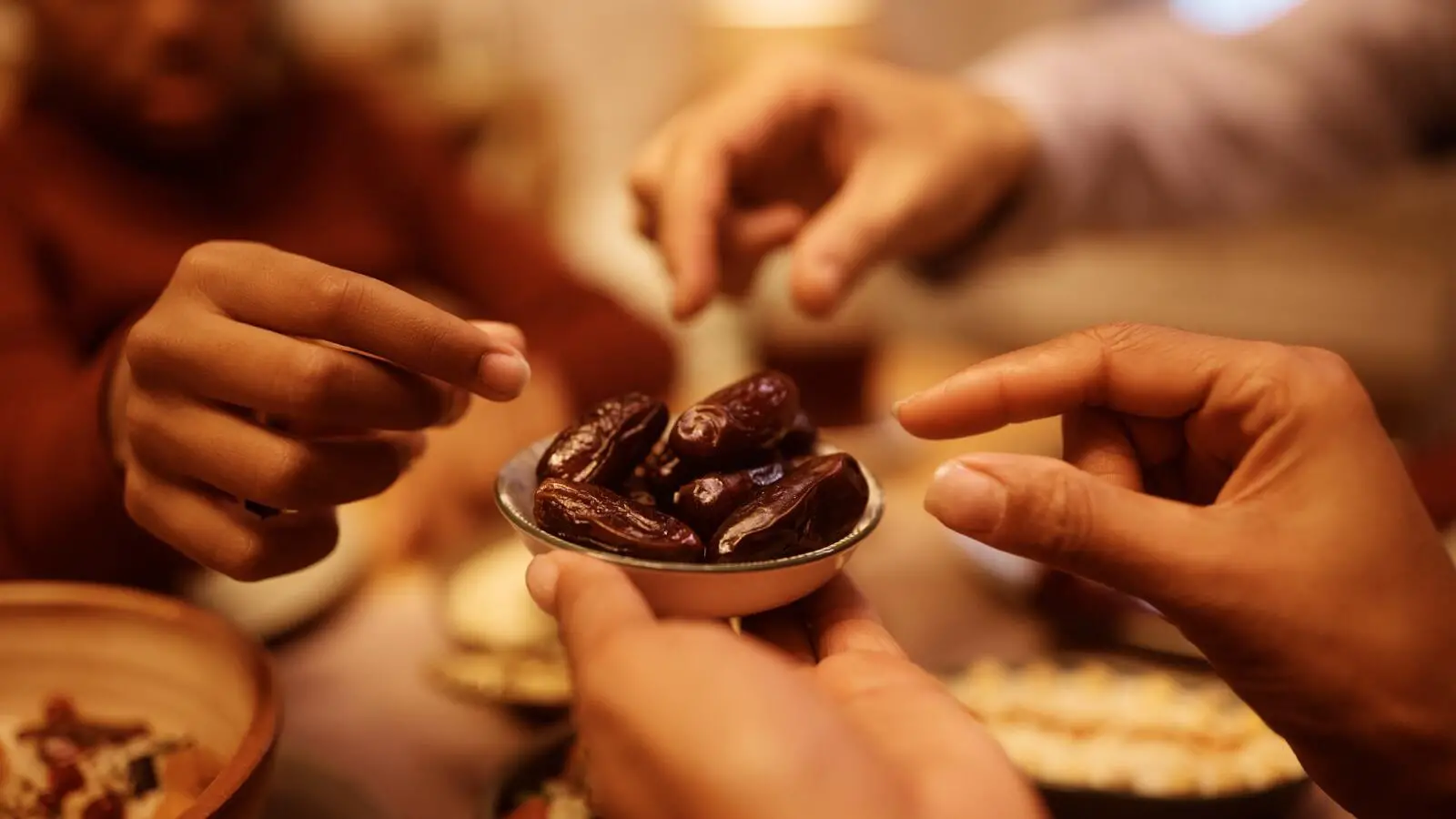 هل يجوز الأكل والشرب أثناء الأذان الأول؟