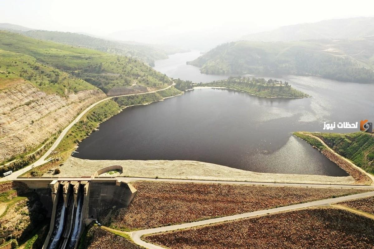 أين يقع سد الملك طلال ومن أين ينبع