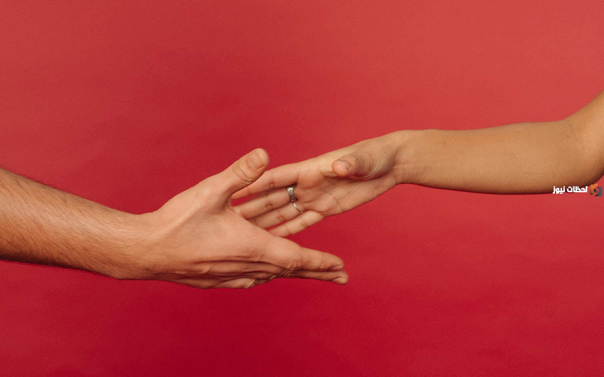 كيف أعرف أنه يحبني من نظراته وحركاته لأول مرة مقابلة