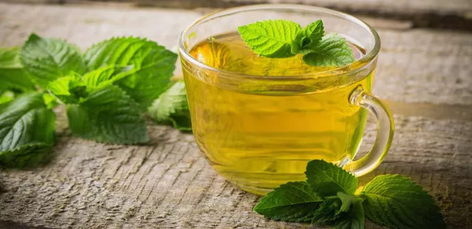 فوائد عامة للشاي الأخضر بالنعناع