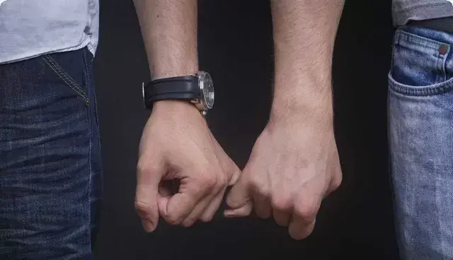 7 صفات في الرجل الشاذ المتزوج 