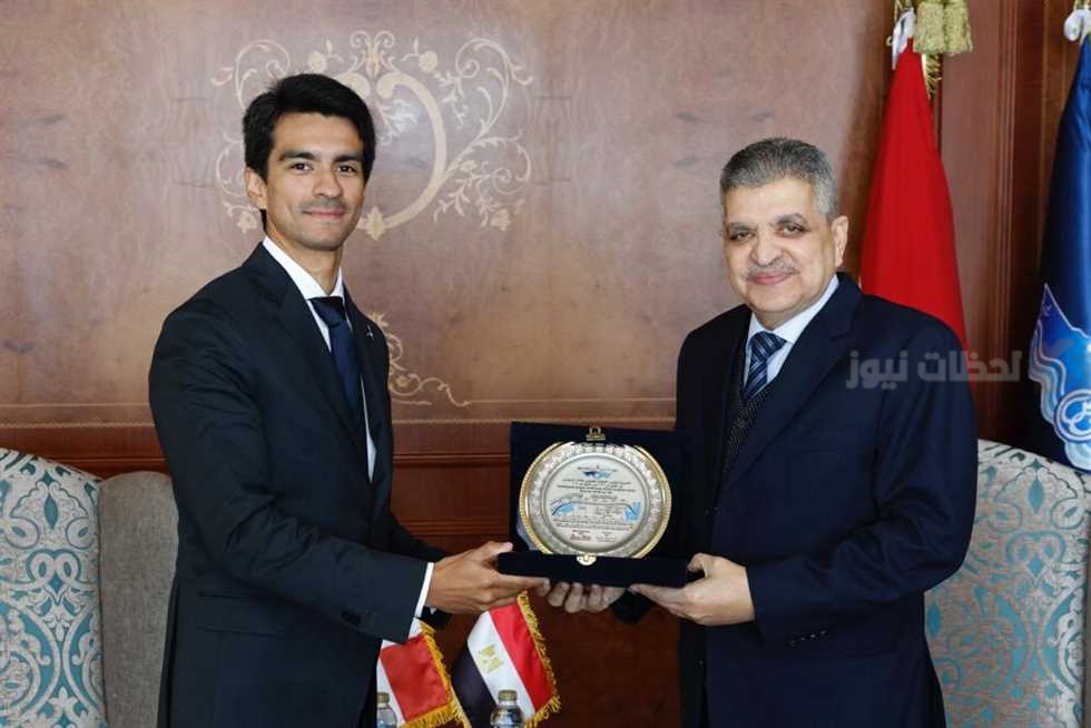 رئيس هيئة قناة السويس وسفير بنما