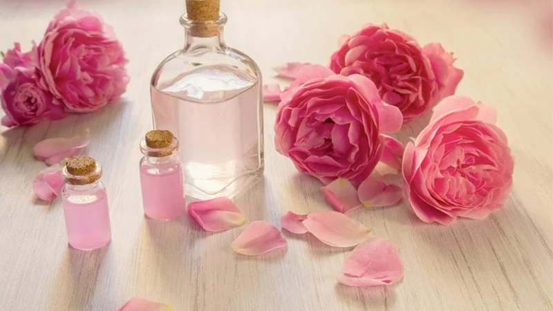فوائد ماء الورد للبشرة 