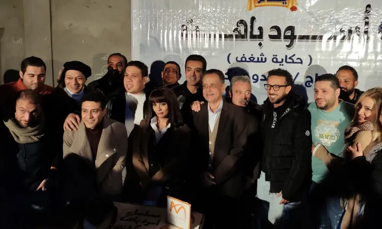 أسود باهت