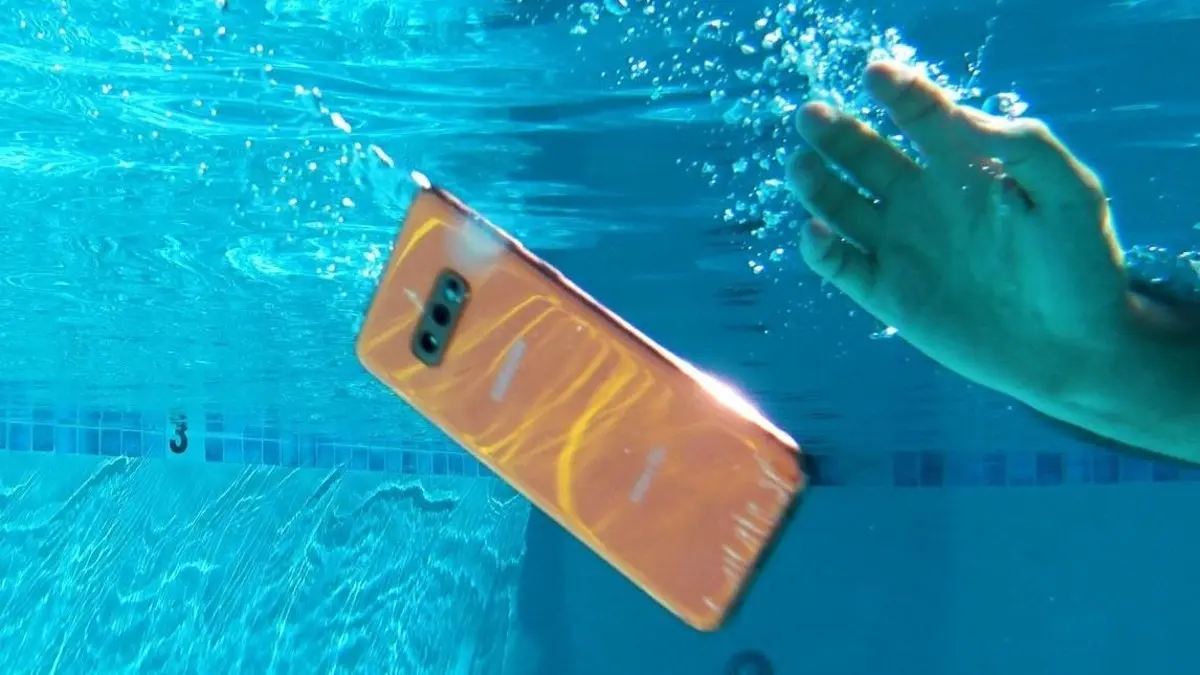 كيف يمكن تجفيف الهاتف إن وقع في الماء