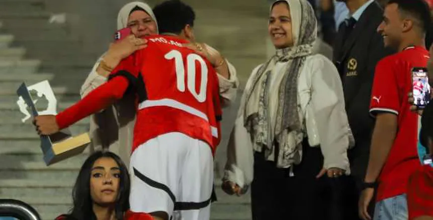 محمد عبد الله يهدي والدته جائزة رجل مباراة مصر وجنوب أفريقيا