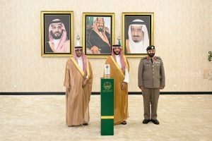 محافظ الطائف يكرم مدير التعليم