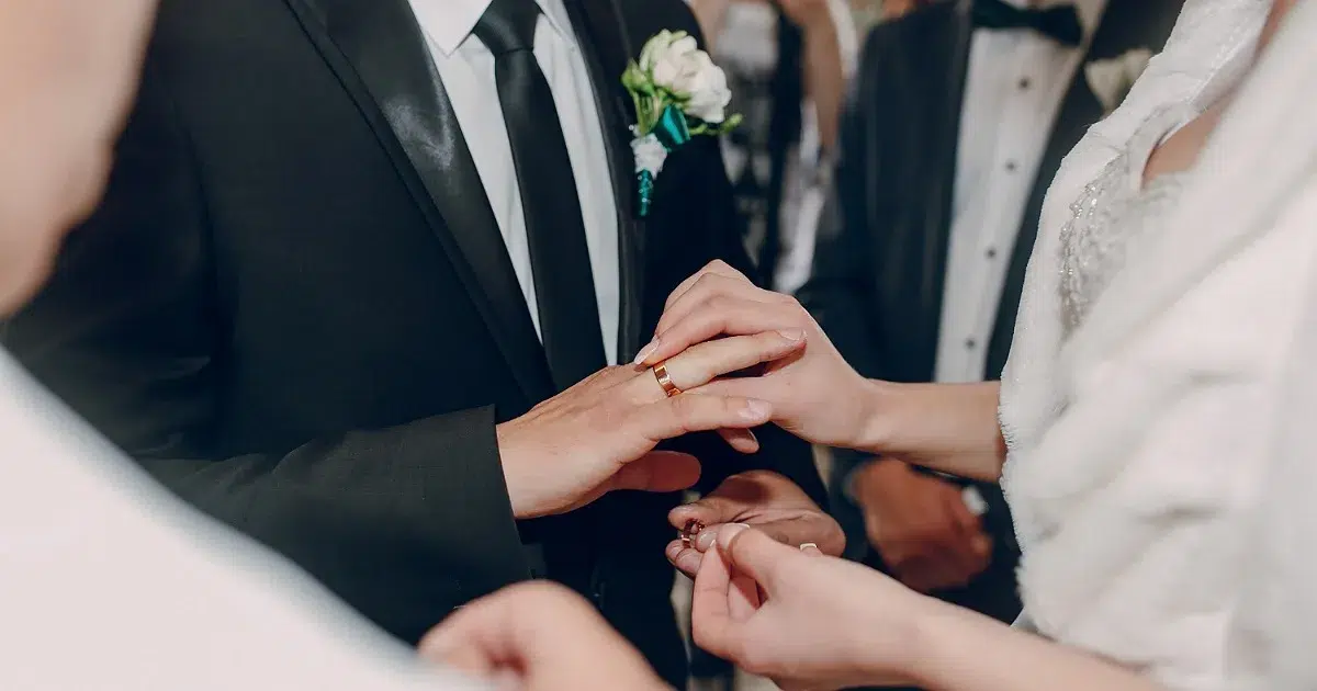 60 تهنئة خطوبة صديقي شعر