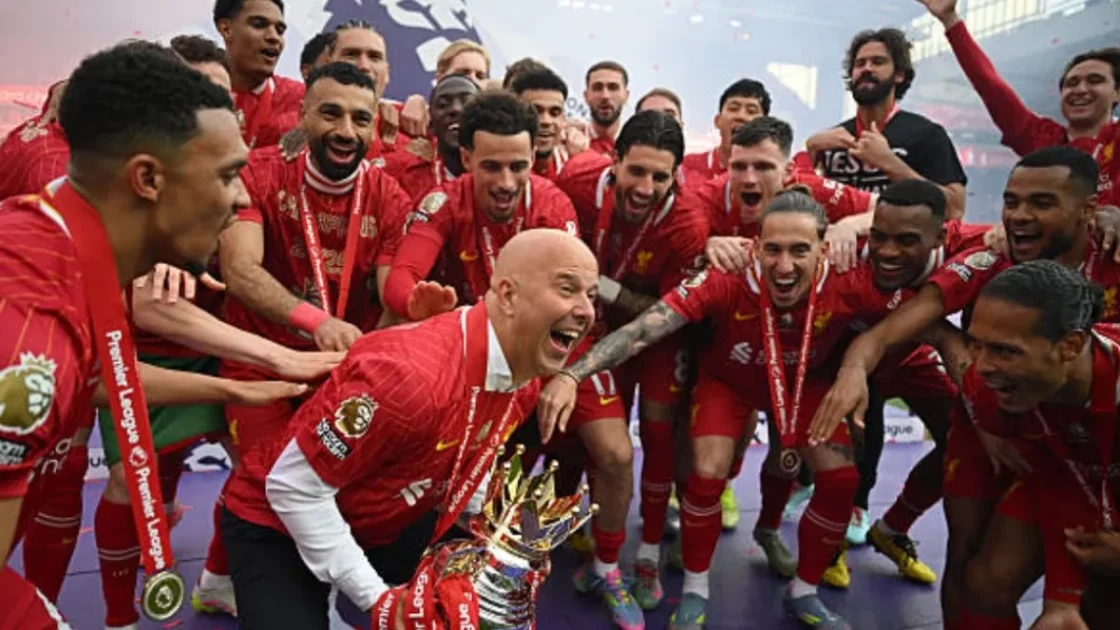 آرني سلوت يصف تتويج الدوري الإنجليزي بلحظة تاريخية والموسم المقبل بدأ بالفعل
