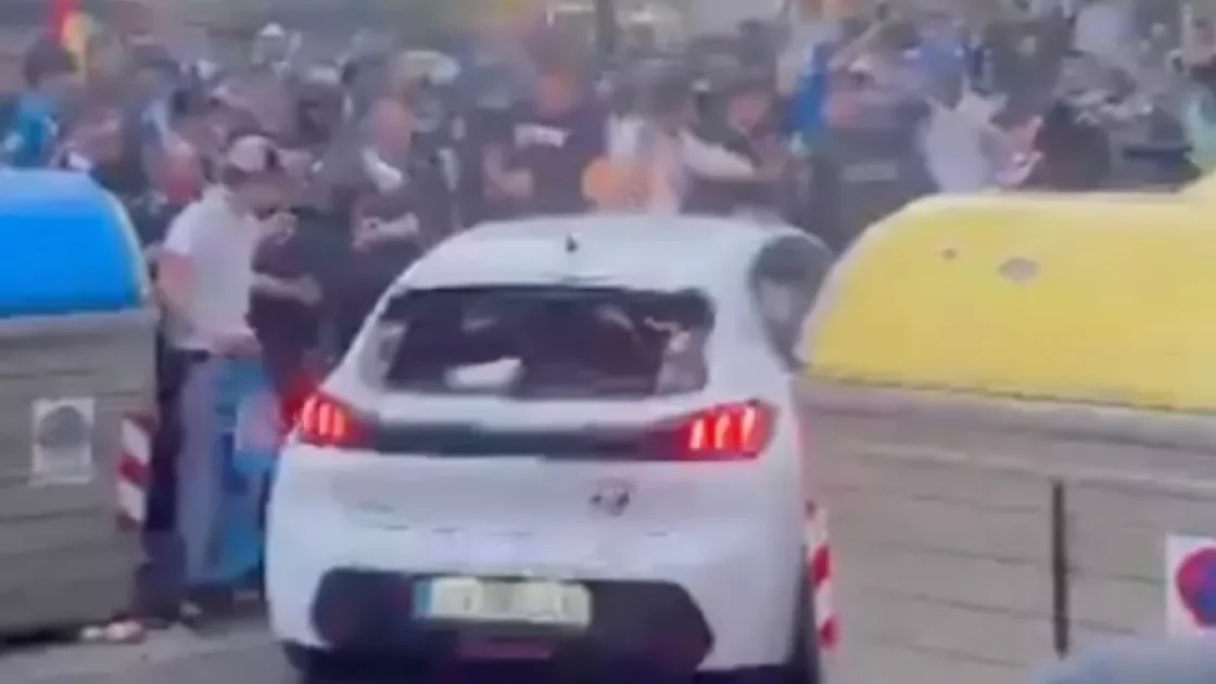 أجواء ديربي كتالونيا تشهد اشتباكات وحادث دهس بين برشلونة وإسبانيول
