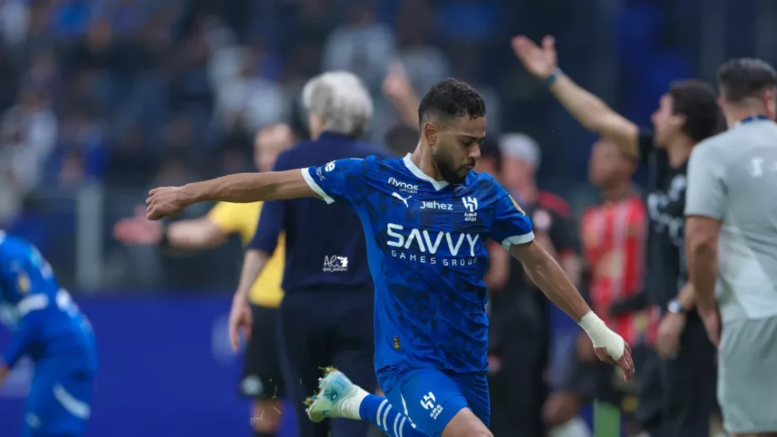 إصابة محترف تعطل الهلال في مواجهة الوحدة