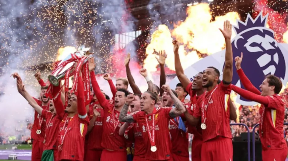 احتفالات ليفربول تعم ملعب أنفيلد رود بعد تحقيق لقب الدوري الإنجليزي