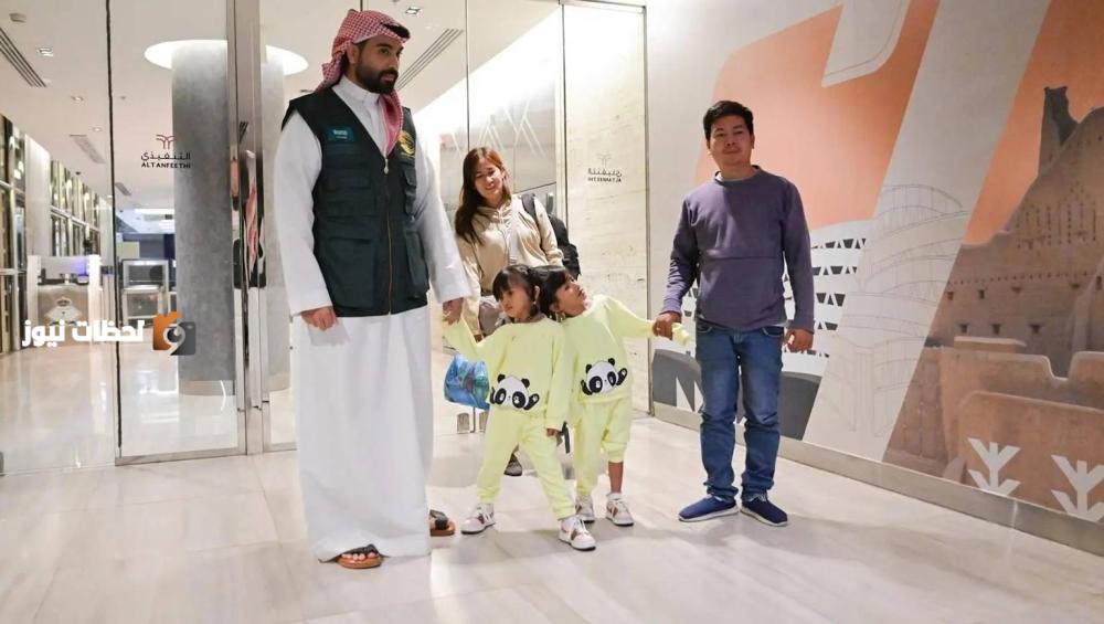 استجابة لتوجيهات الملك وولي العهد.. وصول التوأم الفلبيني «كليا وموريس آن» إلى الرياض