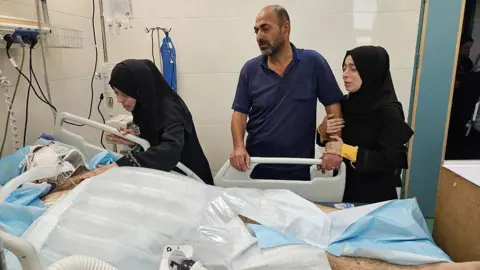 استشهاد 9 اطفال في خان يونس يهدد حياة الطبيب النجار والمستشفى يحذر