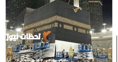 استعدادًا لموسم الحج.. رفع الكسوة عن الكعبة (صور)