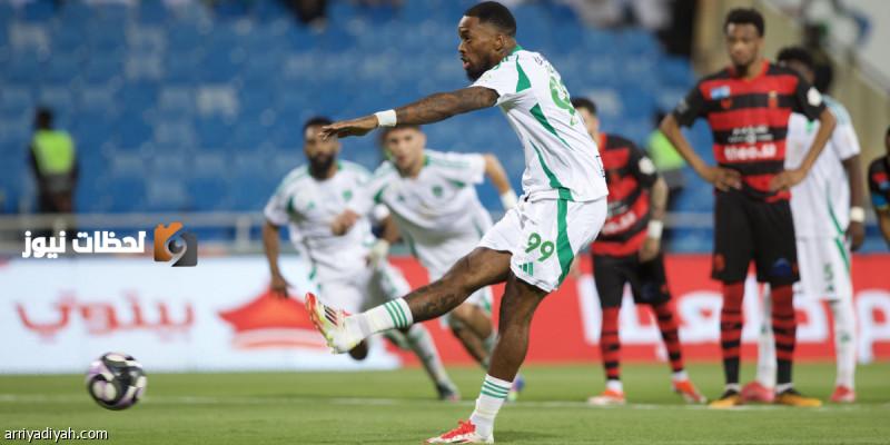 الأهلي يتفوق على منافسه بفضل ركلة جزاء قاتلة لتوني في المباراة القوية