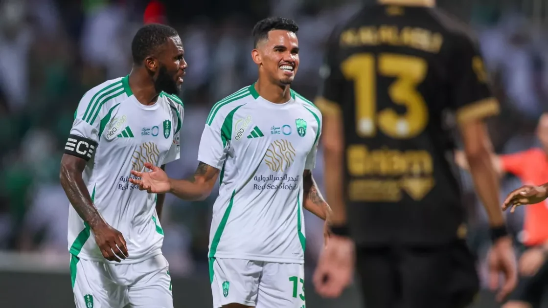 الأهلي يعاني غياب