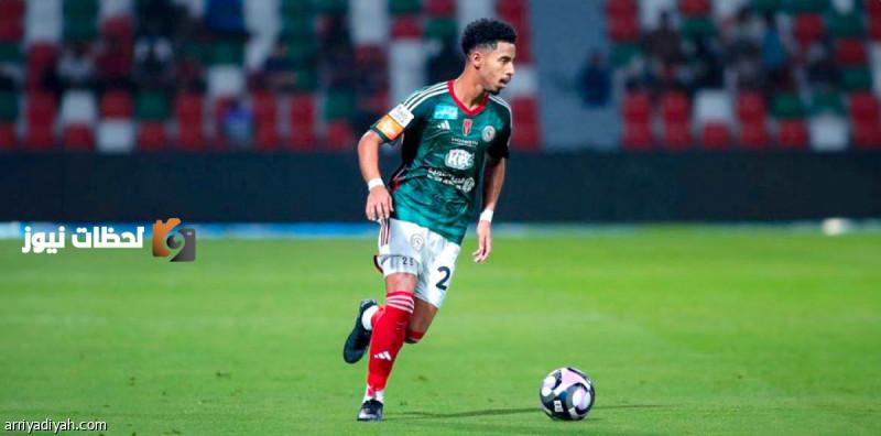 الاتحاد والأهلي يقدمان عرضاً جاداً للتعاقد مع ظهير الاتفاق المميز